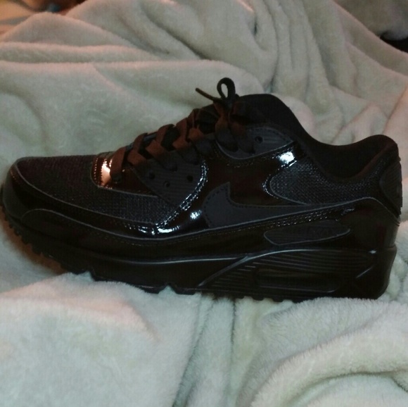 shiny black nike shoes